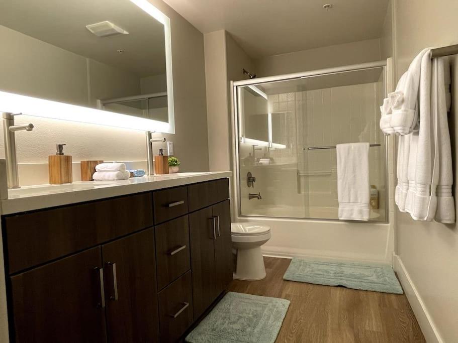 Cozy 2 Bedroom 2 Bathroom With Pool, Gym, Los Ángeles